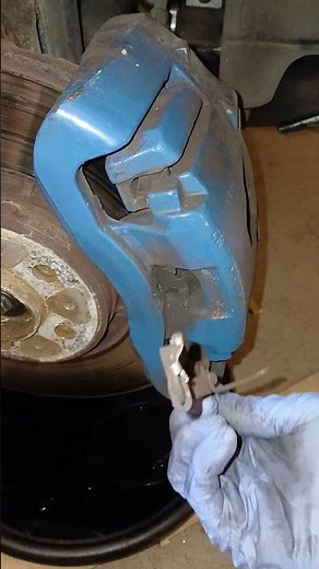 Volvo front brake pad spring clip removal🤔 #shorts #diymechanics #volvo