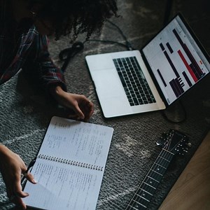 Cómo escribir una canción. Aprende a escribir canciones paso a paso.