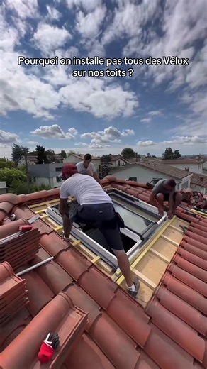 Installation de velux sur un toit de maison #artisan #bricolage #travaux #construction #renovation