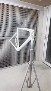 🎨 Précision, patience et passion. Peindre un logo à la main sur un cadre Specialized SL7, c’est chaque geste qui compte. Aucun sticker, uniquement du vrai savoir-faire 🔥 ⠀ 👉 Personnalisation carbone sur mesure ⠀ #VKDesign #CustomPaint #BikeArt #CarbonFrame #HandPainted #SpecializedSL7 #BikeCustomization #ReelPainting | VK Design