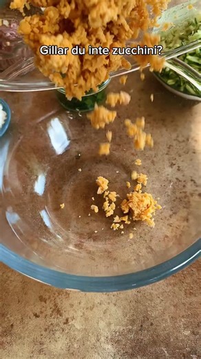 Älskar du zucchini eller tycker du det är lite ”meh”? Jag äääälskar zucchini eftersom den är så användbar. De är bland annat perfekta i de här frasiga biffarna med fetaost. 😊 🔹🔹🔹🔹🔹🔹🔹 Zucchinibiffar med fetaost 4 portioner ZUCCHINIBIFFAR MED FETAOST 1 burk à 400 g kikärter 300 g zucchini, grovt riven 1 st rödlök, finhackad 2.5 dl brödsmulor 0.5 dl majsstärkelse 2 msk olivolja 100 g fetaost, tärnad, t ex växtbaserad salt svartpeppar YOGHURTSÅS 2.5 dl yoghurt, t ex soja- eller havrebaserad 