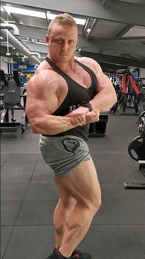 Alpha bodybuilder posing!