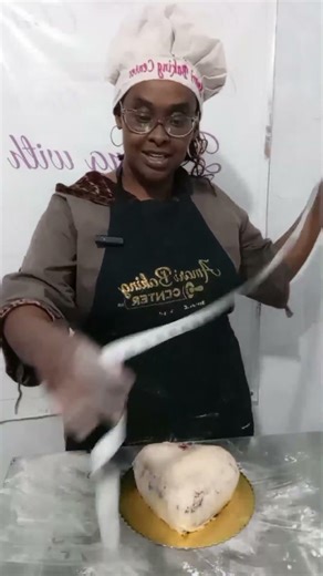 what you need to apply fondant on a cake (basic Fondant tools)
