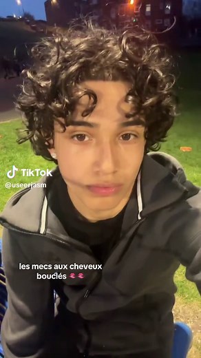 Les Mecs aux Cheveux Bouclés: Styles et Inspirations