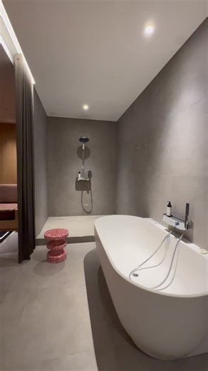 De l’espace. Du luxe. Zéro contrainte. 65 m² en plein cœur de Lyon, pour se sentir vraiment ailleurs. Lit king size, baignoire à bulles XXL, cheminée pour l’ambiance… Deux couchages supplémentaires pour accueillir jusqu’à 4 personnes, une cuisine entièrement équipée pour vivre à votre rythme. Arrivée et départ en totale autonomie. Tout faire à pied et profiter. ✨ Suite Grenat Une suite immense, élégante, pensée pour savourer le temps. Réservez en direct sur mihotel.fr | MiHotel