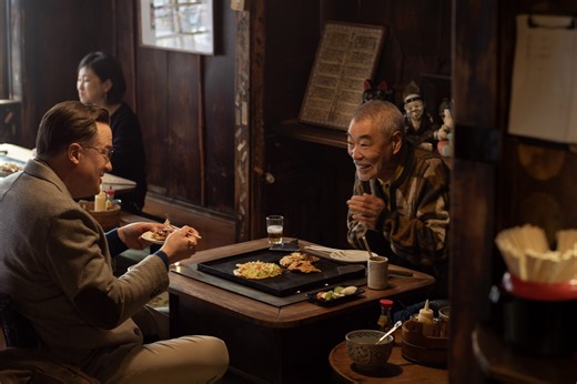 「天国の味わいだ！」ブレンダン・フレイザー＆柄本明がお好み焼きを囲んで心を通わせる「レンタル・ファミリー」本編映像 : 映画ニュース - 映画.com