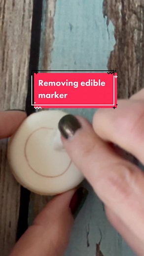 Removing #ediblemarkers from your cookie with a paper towel. #tiktokcookieschool #sugar #cookie #royalicing #bakerhack #cookies #baking