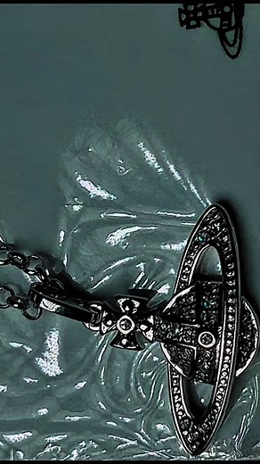 📞 761283290 ✨ CHAÎNES VIVIENNE WESTWOOD ✨ Le détail qui change tout 🖤 Chrome, street, luxe… rien à expliquer, ça se voit 😮‍🔥 Pour elle 💎 | Pour lui 🖤 Qualité au rendez-vous – style garanti 📍 Galsen Chrome DM ouverts – stocks limités ⏳ #viral #galsen_tiktok #senegalaise_tik_tok🇸🇳pourtoichallenge #viviennewestwood #senegalaise_tik_tok