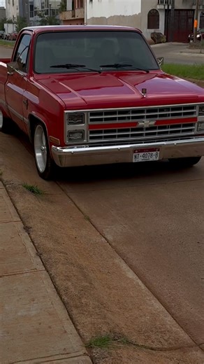 🚘 C10 ‘84 Corazón 5.7 LS1, transmisión estándar, aire acondicionado, tablero digital y frenos ventilados en las cuatro esquinas. Completamente restaurada, lista pa’ rodar lejos y robar miradas donde se pare 😏🔥 Y si ves a alguien en el polarizado… tranquilo, no es un fantasma, es parte del equipo 😅 #SwapLS #C10 #LS1 #ProyectosV8 #TuProyectoNuestraPotencia | LS Swap Motors