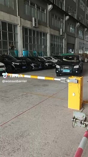 Automatic rebound and reset barrier gate arm base.