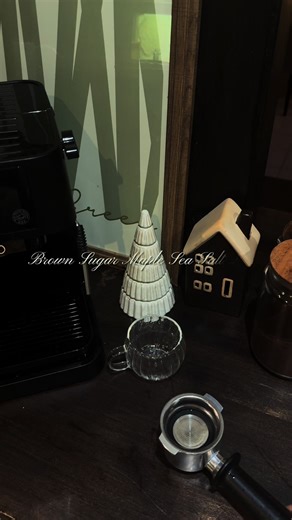 Brown sugar maple sea salt latte ☕️🤎✨ La petite boisson cozy du moment : \t•\tBrown sugar \t•\tUne pincée de fleur de sel \t•\tCrème fouettée doucement avec Maple syrup \t•\tUn trait de sirop de vanille maison \t•\tLait d’avoine espresso pour finir #homemadecoffee #lattevibes #coffeerecipe #cozydrinks #maplelatte