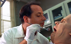 外星人来牙科检查牙齿，医生让他张大嘴巴，往里一看吓了一跳！