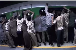 Des zombies attaquent le métro brésilien  - Caméra cachée