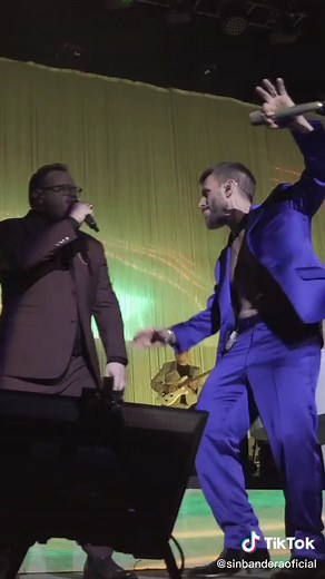 Live Concert Performance Highlights Joyful Audience Experience