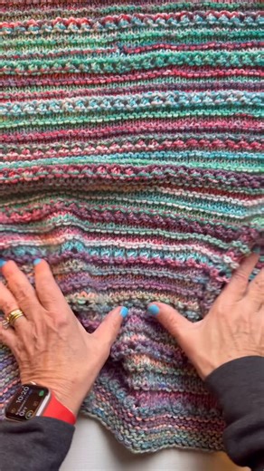 Candylou Watson | Baby Blanket Knitting Patterns on Instagram: "Knitting a Cuddly is so easy and it’s the first baby blanket pattern I ever knit. I knew I wanted straight rows of either knitting and purling, then adding a row of lace. I took this everywhere I went this past summer. The edges were a little rough so I added an i-cord edge. I think it adds a lot! It’s so easy and it did take me a couple hours but I thought it was worth it. Here is the video I watched to learn how to do it: https://