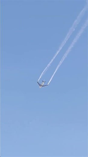 Plane Leaving Massive Contrails in Clear Blue Sky | Amazing Commercial Jet Flying High Footages