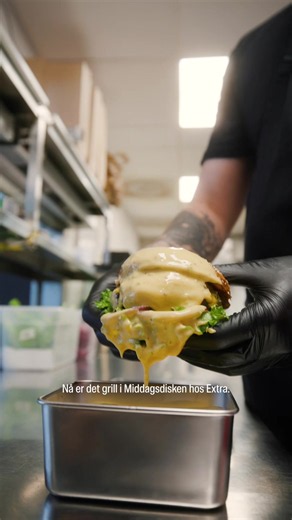 Spicy jalapeño-ostesaus tar burgeren til neste nivå 🔥 Alex Ryan og Lee Harvey fra Render Burger viser deg hvordan. Nå er det grill i Middagsdisken hos Extra 🍔 #grillmat #ostesaus