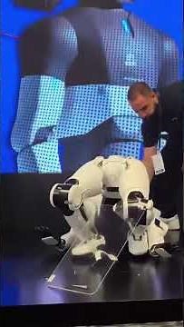 Qualcomm robot shuts down during a live presentation
