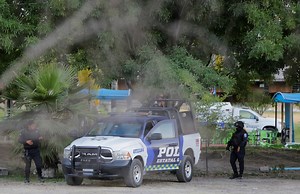 Gunmen attack Mexican resort, kill six adults and one child