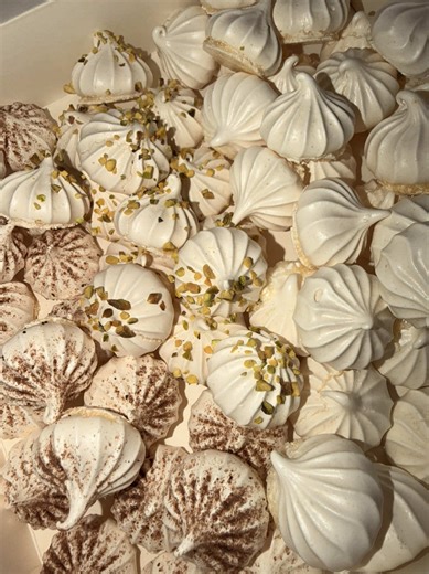 Meringues ☁️ - 4 blancs d’œufs - 120g de sucre en poudre - 120g de sucre glace #debutant #meringuesfrancaises #recettefacile