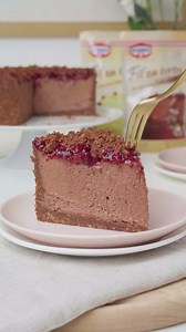 😍 Čokoladna torta sa višnjama 😍 Najkremastija torta spremna za samo 15-ak minuta! 👌 Podloga 400 g keksa 60 g šećera u prahu 30 g Dr. Oetker Kakao praha 120 ml mleka 120 g putera Fil 2 Dr. Oetker Fila za tortu sa ukusom čokolade 600 ml mleka 120 g putera Voćni deo 230 g višanja 100 ml vode 50 g šećera 15 g Dr. Oetker Gustina U činiji pomešajte keks, šećer u prahu i kakao pa sve to sjedinite mlekom i puterom. 3/4 smese obikujete u kalupu prečnika 20cm. Fil napravite tako što umutite mleko i dve