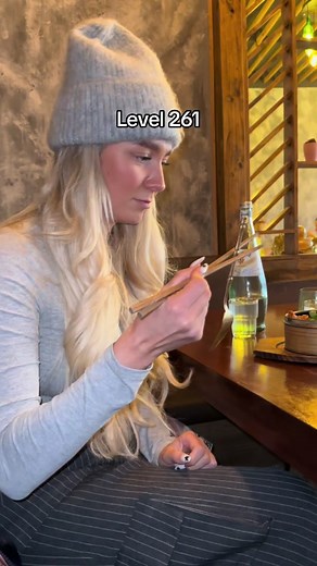 Einfaches Essen mit Stäbchen