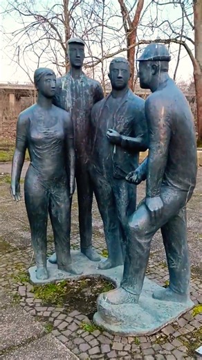 Klasse der Genossenschaftsbauern - DDR Skulptur - Realer Sozialismus - AGRA Park Leipzig