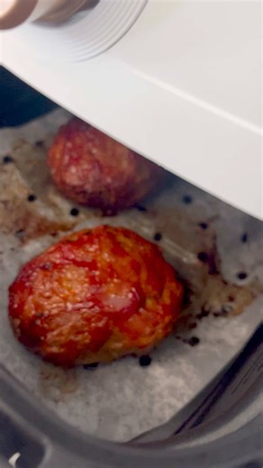 The JUICIEST, 20-Minute Air Fryer Turkey Meatloaf made with grated zucchini (Save to make later!!)You can’t beat the ease and convenience of air fryer meatloaf—it’s perfectly moist and cooks in half the time, making it a game changer for weeknight dinners! 7 WW • Cals:252 • Protein:24.5 • Carbs:14 • Fat:11 #highprotein #skinnytaste #weightwatchers #macros #groundturkey #turkeymeatloaf #healthyrecipes #dinnerideas #airfryer | Skinnytaste