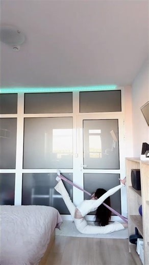 Floating splits🪽🤍🫧#flexible #flexibility #contortion #acro #aesthetic