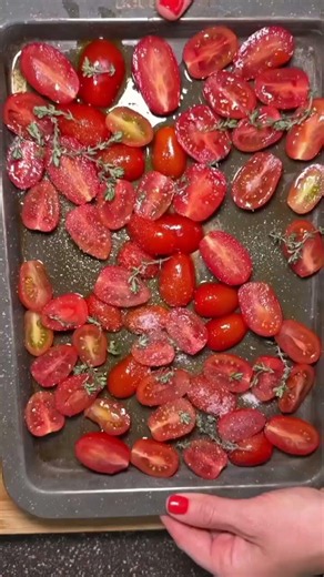22/5/26: Ricette di Stella: pasta con pomodorini confit, cipolle caramellate e robiola