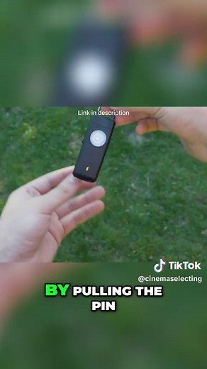 Safe key: SOS alarm that scares off attackers. Pull the pin and a 130-decibel alarm alerts anyone within half a mile. #SOSAlarm #SafetyFirst #PersonalSafety #SelfDefense
