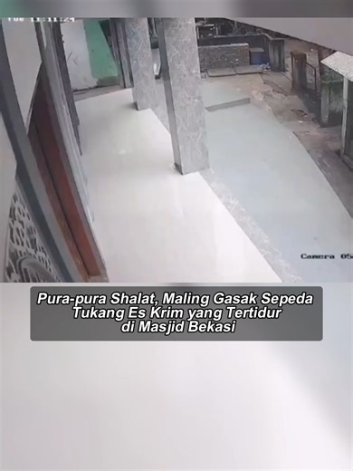 Nasib pilu menimpa seorang pedagang es krim keliling di Bekasi Barat. Niat hati beristirahat sejenak melepas lelah di masjid, ia justru kehilangan sepeda beserta seluruh dagangannya digasak maling. Peristiwa pencurian ini terjadi di Masjid Al Mabrur, Jalan Pemuda Kranji, pada Selasa siang (16/12/2025) sekitar pukul 11.30 WIB. Saat itu, korban diketahui sedang tertidur di area masjid usai berkeliling berjualan. Marbot masjid, Bukhori, mengungkapkan fakta mengejutkan dari rekaman CCTV. Terlihat se