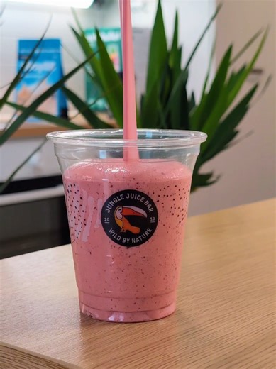 Rough rhino kotona💪🏼🥥🍓🍌 100g kypsä banaani, 150g pakaste mansikka, 50g pakaste puolukka, 60g kookosmaito, 80g omenamehu, 15g vaniljahera. #ruokatiktok #suomitt #resepti #smoothie #sinulle