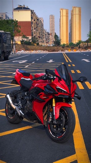 🔥 QJMOTOR SRK 600 RC — RM 39,888 🔥 ⚠️ Enjin 4-Silinder. Komponen Premium. Gaya Penuh Sport. Jentera bergaya perlumbaan dengan prestasi mengagumkan dan komponen berkualiti tinggi! 🏍 Ciri Utama: ✅ Enjin DOHC 600cc Inline-4 (60kW @ 11,000rpm | 51Nm @ 10,500rpm) ✅ Caliper Brembo M3 Masterpump P2 Belakang ✅ Fork & Penyerap Hentakan Marzocchi ✅ Brek Dual ABS Suspensi Boleh Laras ✅ Sayap Aerodinamik untuk kestabilan selekoh ✅ Tangki Minyak 16.4L 6-Kelajuan Manual ✅ Reka Bentuk Sporty – Hitam & Biru 