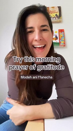 🌞 Learn Modeh Ani, the Jewish prayer for being thankful upon waking up! Perfect for Thanksgiving! 🌞 Lyrics: Modeh ani l’fanecha melech chai v’kayam. Shehechezarta bi nishmati b’chemla, rabah emunatecha. 🌞 Translation: I thank You, living and enduring King, for You have graciously returned my soul within me. Great is Your faithfulness #thanksgiving #modehani #givethanks #morningprayer #jewishprayer #jewishkids #kidssong #jewishfamily #jewishmoms #jewishdads #hebrew #hebrewprayer #jewishsingalo