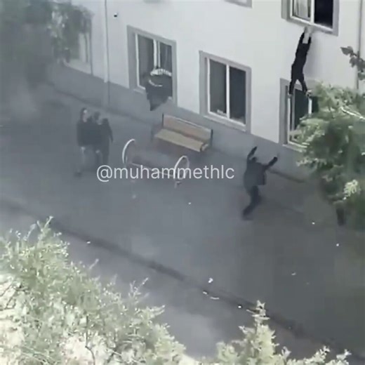 🚨 WATCH: Chaos erupted during the middle school shooting in Turkey as students sprinted for their lives, with some jumping from second‑floor windows to escape.A terrifying scene but many managed to get out safely.