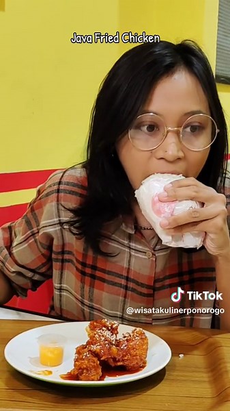 Ada Ayam Goreng Krispi Utuh di Java Fried Chicken Bisa pilih aneka saus juga loh Mulai Barbeque, Saus Lada Hitam, Richeese, dan Hot Spicy Dengan kualitas rasa ayam krispi yang sudah tidak perlu diragukan kelezatannya Monggo Luurr .. Merapat ke Java Fried Chicken cabang terdekat Java Fried Chicken #14 Jl. Diponegoro - Selatan perempatan Tambakbayan - Barat Jalan Buka jam 08.00-21.00 IG : @java_fried_chicken05 #javafriedchicken #wisatakulinerponorogo #wisatakuliner #kuliner #kulinerponorogo #ponor