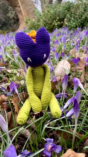 We’ve got a few clusters of stunning crocuses here at HQ, but nothing like the purple blanket at Kew Gardens last week. 💜💜💜 Did you know? Saffron is harvested from the saffron crocus, which have three long red stamens that grow fro the centre of the flower. #toftuk #alexsgarden #crocusseason #crocus #crocuses #crochetflower #crochetflowers #crochetbook #crochetpattern #crochetdesigner #crochetdesign #lovegardening | TOFT