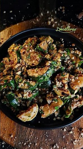 Te vei indragosti de aceasta reteta de salata de dovlecei cu nuci