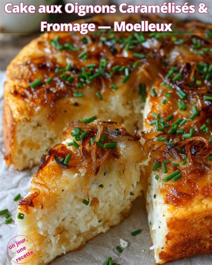 Cake Salé aux Oignons Caramélisés & Pavé d’Affinois – Ultra Fondant & Plein de Saveurs 🤤🧀🔥 Un cake généreux, parfumé et incroyablement moelleux, où chaque bouchée dévoile la douceur des oignons caramélisés et le fondant du fromage. Parfait pour les pique-niques, apéritifs, plateaux télé ou repas du soir ! Ingrédients (10 personnes) 3 œufs 10 cl de lait 200 g de farine 1 sachet de levure chimique 10 cl d’huile 2 oignons 150 g de dés de jambon 200 g de Pavé d’Affinois 1 càs de sucre roux Sel, p