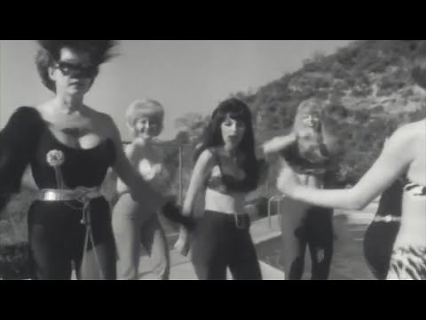 Batgirls pledge their oath to Batwoman swinging 60s style 🎥 The wild world of Batwoman (1966)