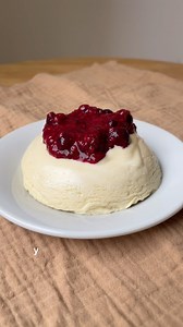 Este cheesecake sin azúcar y sin harina te va a enamorar, ¡te lo advertimos! 💛 Si sos fan de lo dulce pero cuidás lo que comés, esta receta es para vos. ❤️ Guardala y probala, ¡es súper fácil y rápida de hacer! 🍰✨ 🍓Ingredientes: -2 cdas de queso crema descremado. -2 cdas de yogurt descremado (uno tipo cremoso o griego). -1 huevo. -Esencia de vainilla -2 sobres de sucralosa -Topping: frutos rojos calentados al microondas con un poquito de sucralosa o también puede ser una mermelada sin azúcar 