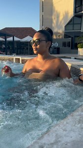 Sous prétexte qu’il a deux abdos de plus que moi 😡😂😂😂 #jacuzzi #swimming #pool #commeloana #piscine | Humm Kevin