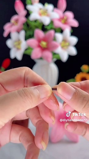 Handmade diy pipe cleaner flowers#handmade #diy #handmadegifts #handmadecraft #diyproject #diyfashion #diycraft #homedecor #diystufftomake #handcraft #TikTokCrafts #decoration #DIYCrafts #craft #flowerlovers #diyhomedecor #flowers #pipecleanerart #pipecleanerflowers