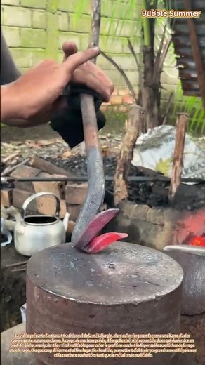 Forge : fabrication d'un pied-de-biche à partir d'acier chauffé