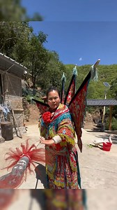 A Peking opera performer in the countryside 51-year-old Zhen Shusuo, from north #China's Hebei Province, is a Daomadan actor, a female warrior role in Peking Opera who is skilled at using pikes and spears. She started to learn Peking Opera at the age of 13, and joined the Wenzhou Peking Opera Troupe in early 1990s. When the pandemic disrupted her career, she occasionally found a bigger platform online and soon went viral. (cr. Zhen's Douyin) #pekingopera #chinaculture #opera | T-Time HK