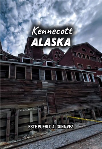 Kennecott, el pueblo fantasma de Alaska que pasó de generar millones de dólares en cobre a quedar abandonado en medio de un parque nacional. 🏚️⛰️. Hoy es un sitio histórico congelado en el tiempo: edificios vacíos, rieles oxidados y una de las minas más poderosas de Estados Unidos convertida en ruina turística. #alaska #pueblo #travel