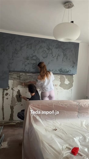 Pt. 2? 😁 Celú prerábku natáčam takže mám sa o čo deliť. 😃 Hovorí sa, že keď zvládnete prerábku so svojim partnerom tak zvládnete všetko. Nechápem moc prečo sa to hovorí lebo my si to užívame a ešte sa aj miestami bavíme. 😃 V každom prípade, mám extrémne šikovného chlapa. 🙈❤️ #prerabka #spalna #makeover