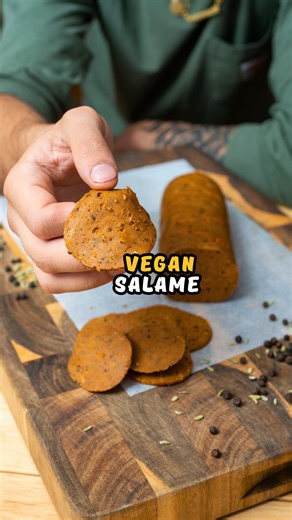VEGAN SALAME vs VEGAN PEPPERONI 🌱 A good one, when sliced with a knife should have a slice that is neither too hard nor too soft, but compact to the right point and free of cavities.. 🤔 but did you know that pepperoni is an American type of Salame, while ‘Salame’ is a term Italians use for cured sausages. We do have many types, Calabria, Tuscany, Abruzzo, Sardinia and in general all the regions made typical Spicy Sausages as well, but interestingly, pepperoni isn’t one of them!! What sets each