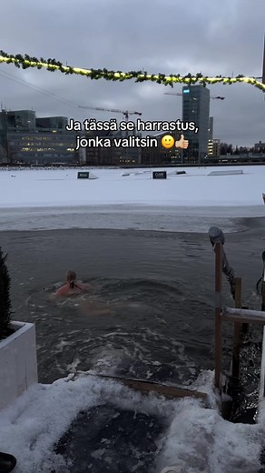 Logiikka on kohdallaan. 🤪 Mut se dopamiini ja olo, minkä kylmäuinnista saa on vaan niin huikee. 🥰 #kylmäuinti #avanto #avantouinti #iceswimming #harrastus